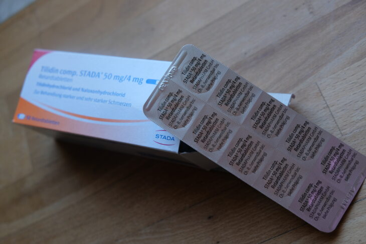 Tilidin ist ein schmerzstillend wirkender Arzneistoff aus der Gruppe der Opioide, der zur  Behandlung starker und sehr starker Schmerzen eingesetzt wird. Schon seit Jahren wird das Opioid aber auch als Rauschdroge missbraucht.