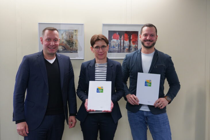 Landrat Armin Kroder zusammen mit Eva Schubert von Fleischmann Mietwäsche und Patrick Popp von Diehl Defence.