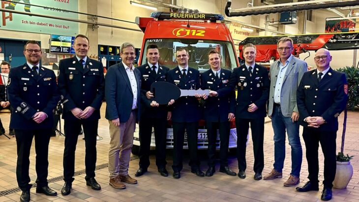 Von links: Max Fabinger (stv. Kommandant), Armin Steinbauer (Kommandant), Bürgermeister Robert Ilg, Lukas Fritsch, Frank Delling, Jochen Weinmann, Niklas Marienfeld, Peter Uschalt (Zweiter Bürgermeister) und Holger Herrmann (Kreisbrandrat).