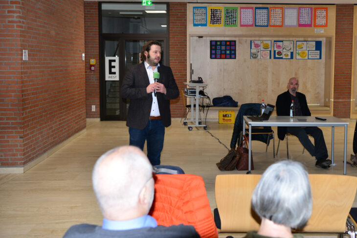 Dr. Dominik Müller von Prosio Engineering (links, stehend) und Alexander Schrammek von der Energieagentur Nordbayern.