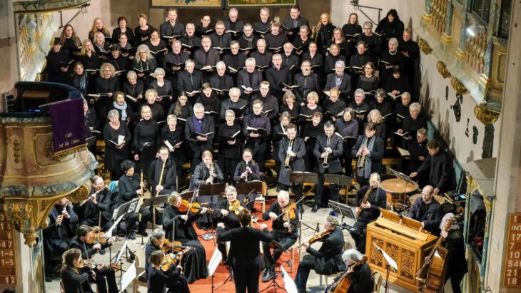 Die Kantorei (hier beim Weihnachtoratorium 2024) lädt zum Passionskonzert in die Stadtkirche ein.
