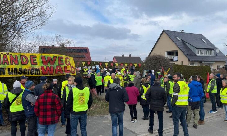 Zur Demonstration und Kundgebung in Ludersheim haben sich zahlreiche Trassengegner eingefunden.