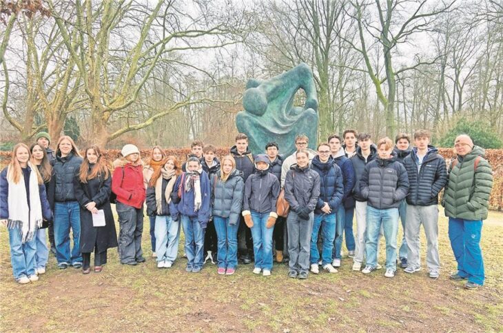 Zur Führung der Jugendlichen gehörte auch ein Besuch der Bocchetta-Skulptur im Rosengarten.