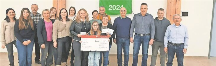 Das Aufbauteam zusammen mit dem Elternbeirat der Schule aus dem Schuljahr 23/24.