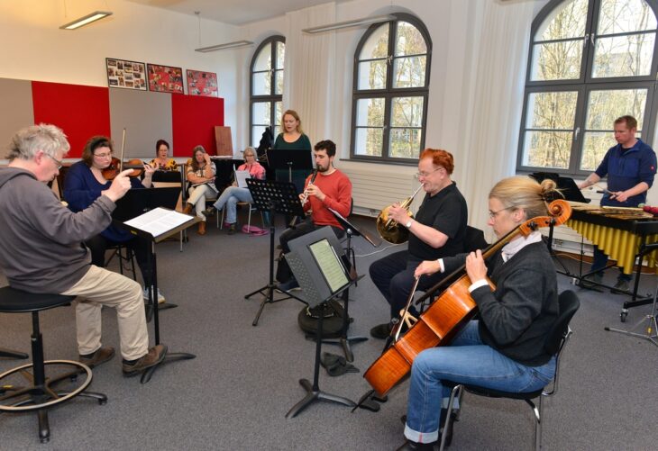 Probenszene in der Musikhochschule in Nürnberg: Das Libretto zu „Das Schweigen der Sirenen“ stammt von Michaela Moritz, die Musik hat Hans Kraus-Hübner geschrieben.