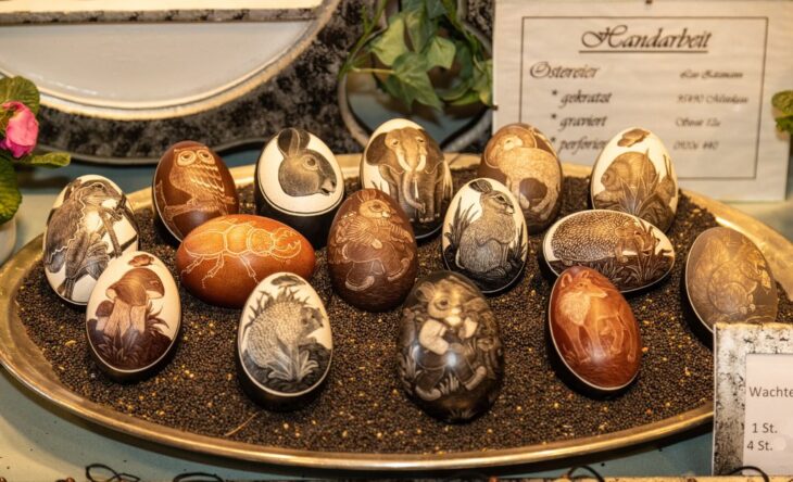 Passend zur Jahreszeit wird auch bemalter und gestalteter Osterschmuck angeboten.