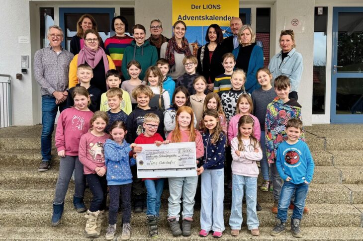 An der Ottensooser Grundschule wurden die Schecks über je 1000 Euro an vier Grundschulen übergeben.