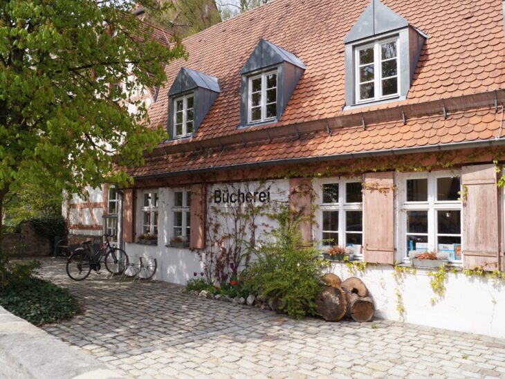 Seit 40 Jahren hat die Gemeindebücherei Feucht im historischen Hutzlerhaus mitten im Ortskern ihren Platz.