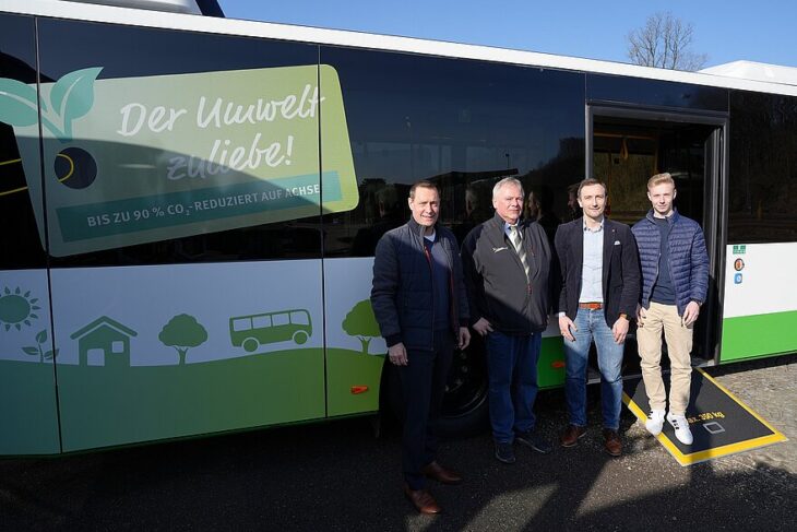 Über die neuen Busse freuen sich (von links) Landrat Armin Kroder, Manfred Kugler vom Busunternehmen Meidenbauer, Uwe Scharrer – im Landratsamt für den öffentlichen Personennahverkehr zuständig – und Nachwuchskraft Timo Heckel.