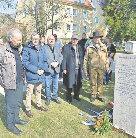 Peter Schön und Klaus Wiedemann vom Dokuverein und Angehörige der Hersbrucker Sinti-Familien (von links) gedenken den Opfern der NS-Zeit an der Stele im Rosengarten.