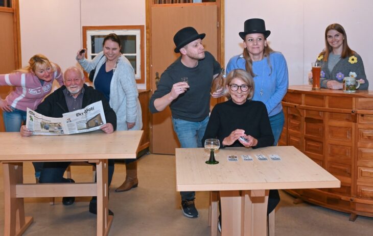 Noch in Alltagskleidung, aber voller Elan: Die Proben im Zeidlerhof vor der Bühnenkulisse laufen für die „Gespenstermacher“ auf Hochtouren.