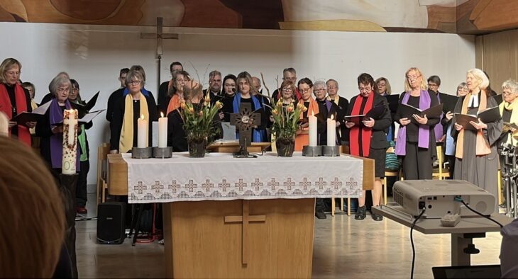 Der Kirchenchor sang im Röthenbacher Gemeindehaus.