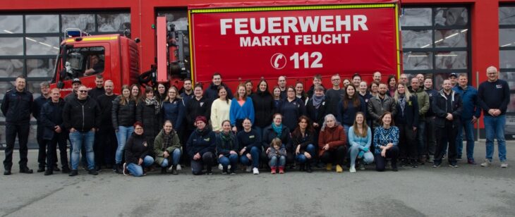 Die Seminarteilnehmer vor dem Gerätehaus der Freiwilligen Feuerwehr Feucht.