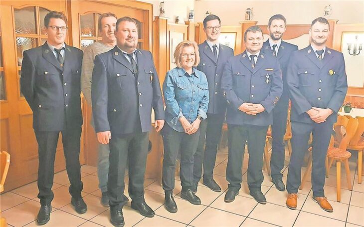 Das Bild zeigt (von links) Florian Hlawatschke, Horst Kaspar, Markus Hermann, Bürgermeisterin Yvonne Geldner-Lauth, Christian Gundel, Sven Behling, Andreas Hirschmann und Alexander Huber.