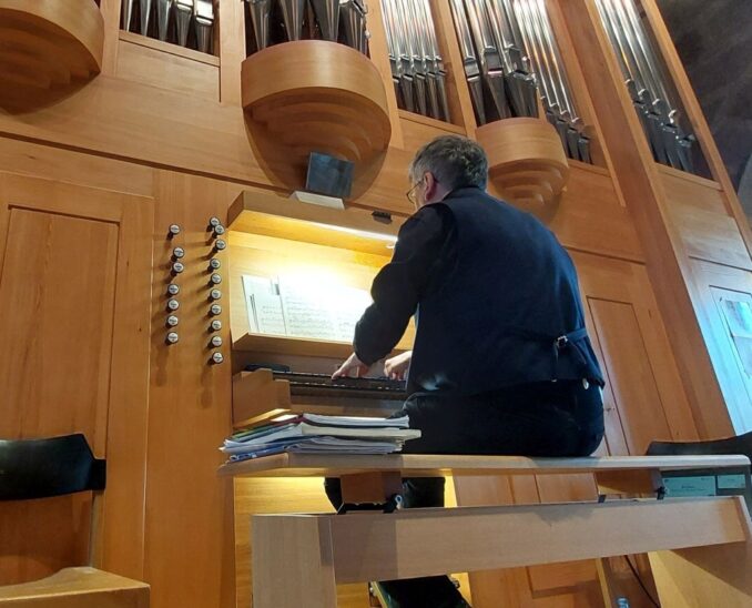 Viel Sitzfleisch musste Dr. Thomas Greif während seines elfstündigen Orgelmarathons in der Rummelsberger Philippuskirche mitbringen.