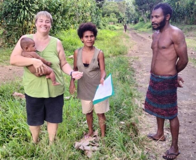 Auf der Vulkaninsel Karkar leben insgesamt etwa 100.000 Menschen: Barbara Goodyear mit Dorfbewohnern.