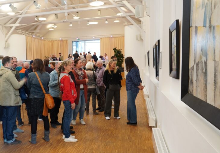 „Heimat- und andere Bilder“ heißt die Ausstellung mit Bildern des Altdorfer Künstlers Rolf Scharrer, die am Freitag Vernissage im Altdorfer Kulturtreff feierte.