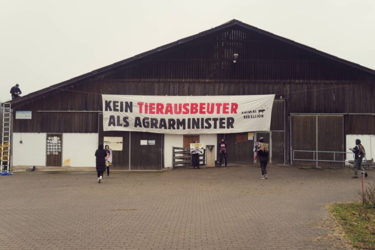 In Günthersbühl brachten Aktivisten ein Banner am Hof von Günther Felßner an.