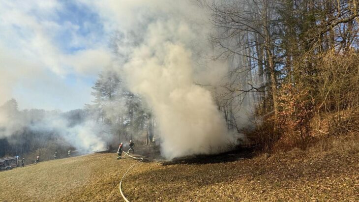 Am Freitagnachmittag wurden die Feuerwehren zu einem Brand in der Nähe von Bernhof alarmiert.