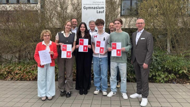 Sind stolz auf die CJT-Schüler: Axel Niebelschütz (Sparkasse Nürnberg), Wolf Kraus (Schulleiter), Mark Rother-Fuhland (Fachschaftsleiter Wirtschaft-Recht);, Lehrerin Gisela Schwemmer, Team EPUEW, Team JaKob Cooporation, Thomas Häußler (Leiter BeratungsCenter Lauf, Sparkasse Nürnberg).