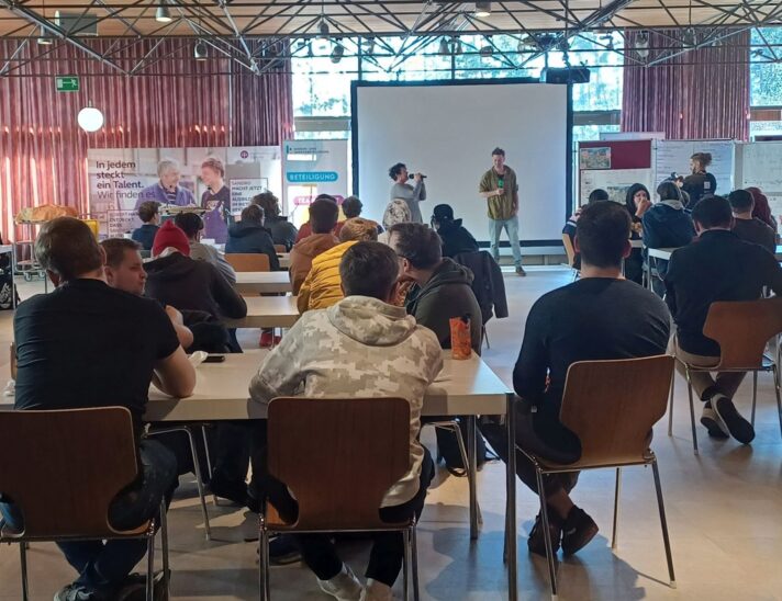 Im Plenum wurden einzelne Ergebnisse aus den Workshops besprochen.
