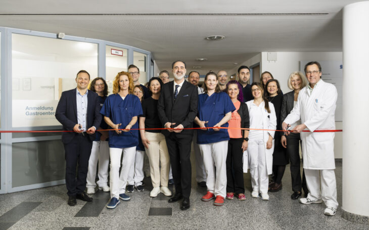 Feierlich wurde der neue Bereich der Klinik für Gastroenterologie am Krankenhaus Rummelsberg eingeweiht. Das rote Band durchtrennten: Geschäftsführer Frank Stauch, Kathrin Weiß (Leitung Endoskopie), Chefarzt Dr. Adrian Vizireanu, Christin Fittkau (stellv. Leitung Endoskopie) und Chefarzt Dr. Dietmar Geiger (vorne, von links).