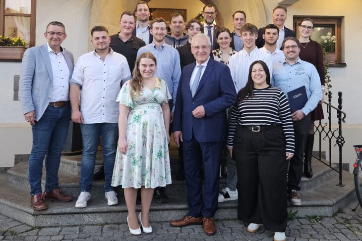 Innenminister Joachim Herrmann (vorne, Mitte) hielt die Festrede beim Empfang der Jungen Union in Diepersdorf.