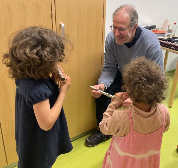 Zahlreiche musikbegeisterte Kinder, Jugendliche und Erwachsene nutzten die Gelegenheit, sich zu informieren, Instrumente auszuprobieren und sich von den engagierten Lehrkräften beraten zu lassen.