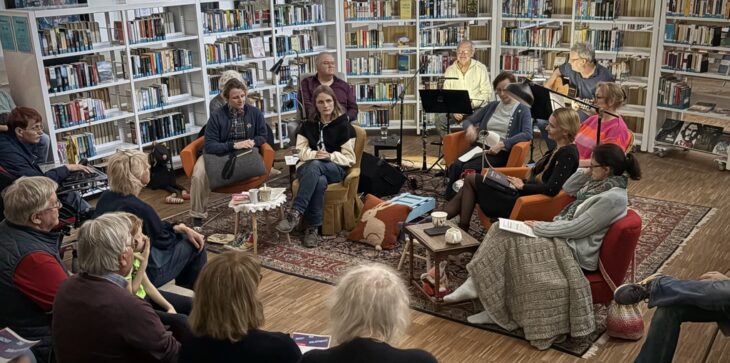 Die Bücherregale in Kreisform aufgestellt, die Schauspielenden in vollem Gange: Die Nacht der Bibliotheken in Altdorf.