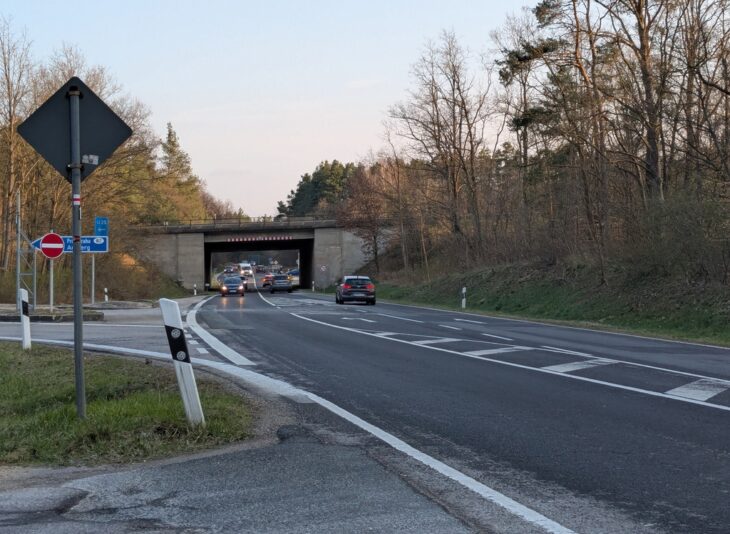 Hier wird noch nicht gebaut, auch wenn es sich um eine wichtige Verbindungsstrecke handelt: Zwischen Winn und Altdorf soll nicht nur die Straße ausgebaut werden, vorgesehen ist auch ein Radweg. Doch nun verzögert sich die Angelegenheit.