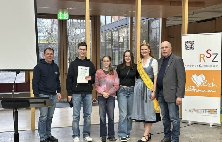 Von links: Stefan Spiegl (Präsident des Landesverbandes Bayerischer Imker), Philipp Röter, Emilia Tempelhagen, Lisa Boberach, Bayerische Honigprinzessin Anja und ein Vertreter des Landkreis Augsburg.