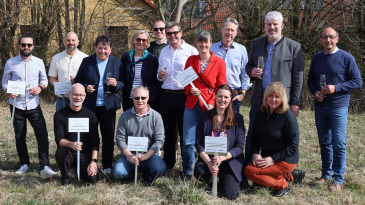 Bürgermeister Thomas Lang und Dieter Woelfel von der Stadt Lauf mit den beiden Geschäftsführern von Intechnica, Dr. Norbert Hiller sowie Mitarbeitern und Geschäftspartnern des Unternehmens bei einem Obstbaum-Patenfest in Beerbach.