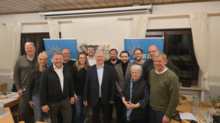 Bei der Jahreshauptversammlung hat Klaus Hacker (Mitte) verkündet, dass er als Bürgermeister weitermachen will.