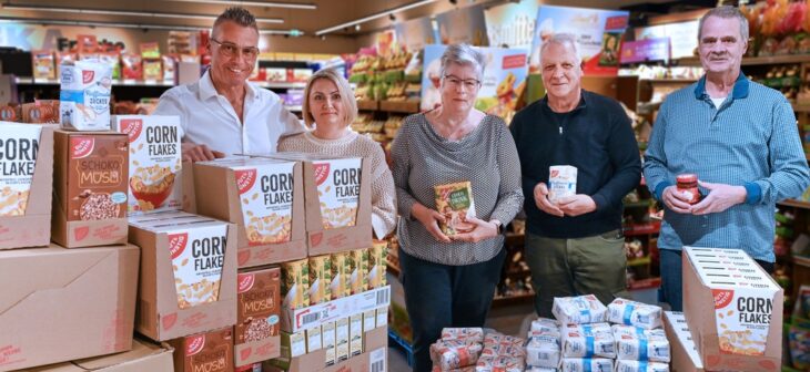 Hoch erfreut konnten Erster Vorsitzender Michael Geier und Steffie und Wolfram Bauer von der Schwarzenbrucker Ausgabestelle der Tafel die Ware entgegennehmen und in das Lager nach Feucht transportieren.
