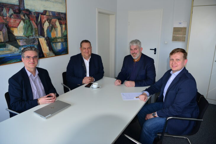 Hans-Christian Witthauer (2. von links) im Gespräch mit Geschäftsleiter Jakob Rester (links), Bürgermeister Thomas Lang (2. von rechts) und Personalamtsleiter Dr. Jan Sommerer.