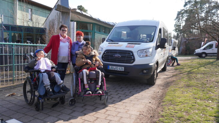 Das ASB auxi fährt Kinder mit Behinderung jeden Tag zum Unterricht ins Rückersdorfer Blindeninstitut.