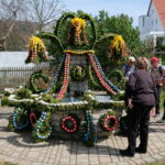 Viele Besucher beim bunten Osterbrunnen in Diepersdorf.
