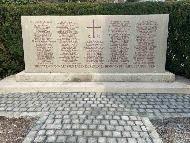 Für die Gedenkfeier am 5. April haben Mitarbeiter des Bauhofs Hersbruck den Grabstein für die zahlreichen Opfer des verheerenden Tieffliegerangriffs am Ostersonntag 1945 gründlich gereinigt.