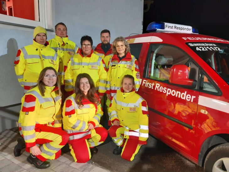 Geleitet wird die First Responder-Gruppe in Vorra von Nico Schmutzler (hintere Reihe, Zweiter v. links), die sich über eine neue Ausstattung freut.