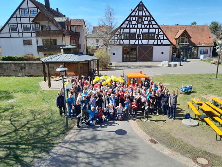 Freude über die getane Arbeit: Rund 100 Menschen haben in der Gemeinde Schwaig beim Ramadama mit angepackt.