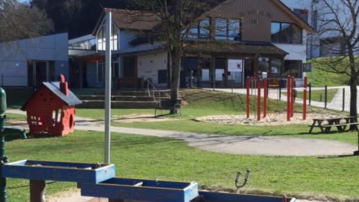 In Hartmannshof brach ein Dieb in der Nacht zum 4. April in den Kindergarten in der Schulstraße ein und erbeutete mehrere hundert Euro.
