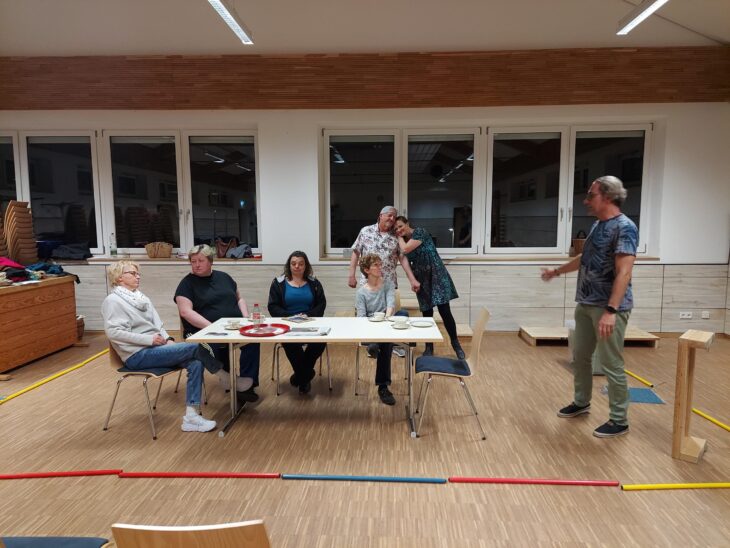 Noch wird auf der provisorischen Bühne geprobt, bis zur Premiere stehen aber dir richtigen Kulissen bereit.