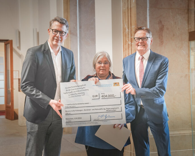 Kunstminister Markus Blume (links) mit MdL Norbert Dünkel sowie Rotraut Stromer von Reichenbach-Baumbauer von der Stromer'schen Kulturgut,-Denkmal- und Naturstiftung.