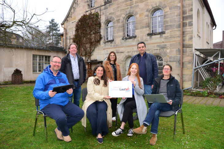 Die Leiter des Industriemuseums, der Stadtbücherei und des Juz gemeinsam mit Vertreterinnen des Fachbereichs Familie und Bildung und der CSU-Fraktion im Garten des Laufer Industriemuseums.