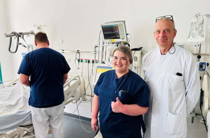 Ihren Daumen nach oben gibt Stationsleiterin Elena Stefanini. Mit Chefarzt Dr. Jörg Albrecht freut sie sich über den abgeschlossenen Ausbau der Intensivstation am Krankenhaus Rummelsberg auf 14 Betten.