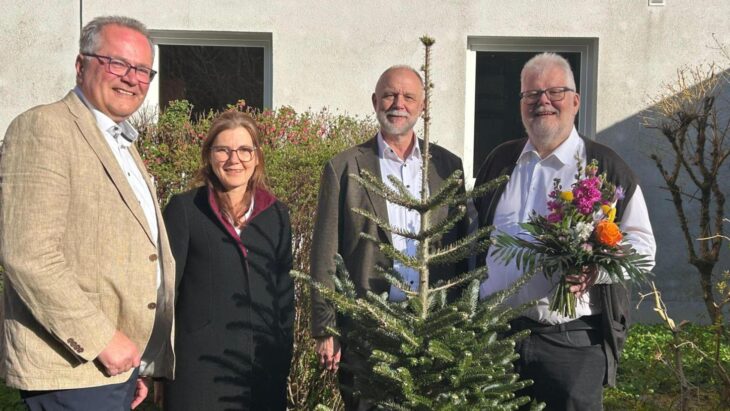 Karl Schulz, Diakonin Christine Meyer und Diakon Peter Barbian (von links) mit Werner Schmidt vor dem neu benannten „Bruder-Schmidt-Baum“.