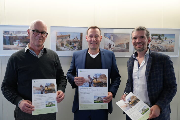 Bernd Hölzel von der Kreisentwicklung, Landrat Armin Kroder und Martin Bauer von der vbw Stiftung Lebensgrundlagen Bayern.