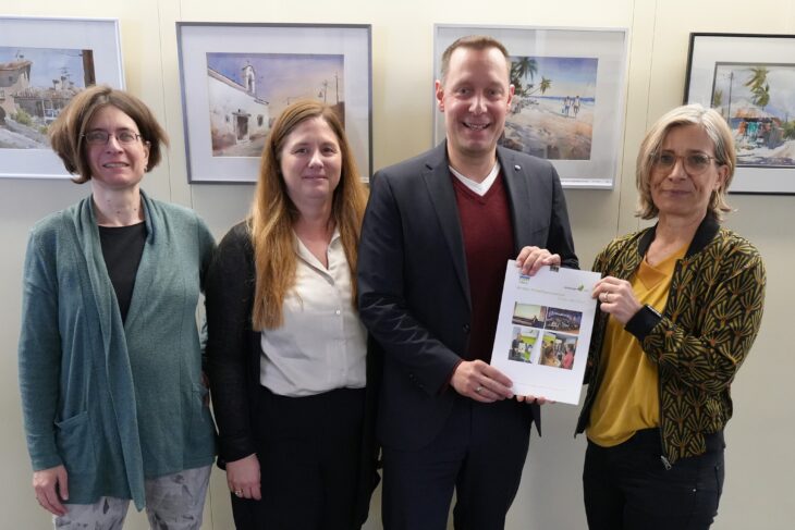 Carina Fiebich-Dinkel, Stephanie Heißmann und Kerstin Stocker von WinWin zusammen mit Landrat Armin Kroder.