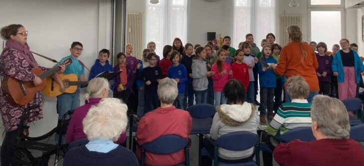Der Chor der Grundschule Ottensoos unter der Leitung von Monika Schönborn und Manuela Becker präsentierte ein abwechslungsreiches Programm, das die Herzen der Bewohnerinnen und Bewohner berührte.