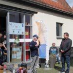 Manfred Schaller (Mitte) bei seiner Ansprache. Zu den Gratulanten zählte auch Bürgermeister Martin Tabor (rechts), der in einer kurzen Ansprache die Bedeutung des Repaircafés für die Stadt betonte.